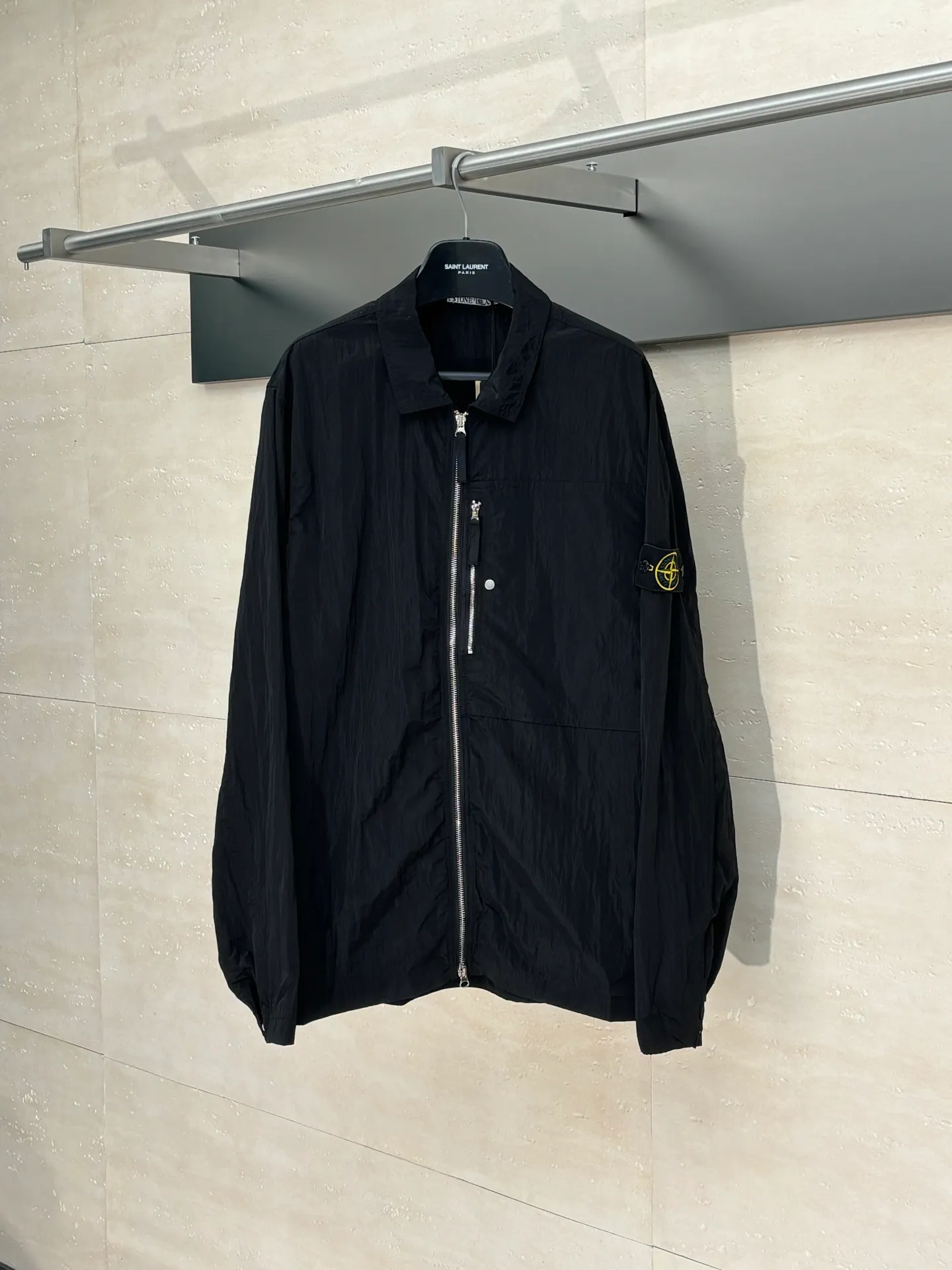 P490 Stone Lslan*/Stone Island Arm Sleeve Logo Jacket Jacket Made of woven nylon fiber, it is extremely lightweight, durable and wear-resistant. During the spinning process, the nylon fiber is steam-treated to obtain a texture comparable to organic fiber. Multiple work pockets are hand-sewn. A finished product is very time-consuming and labor-intensive. Just to pursue the most perfect texture. Classic logo square badge on the placket. Thickened quilting, windproof and warm. A full set of special buttons and hardware accessories. Original YKK zipper fabric is waterproof.  Size：S/M/L/XL